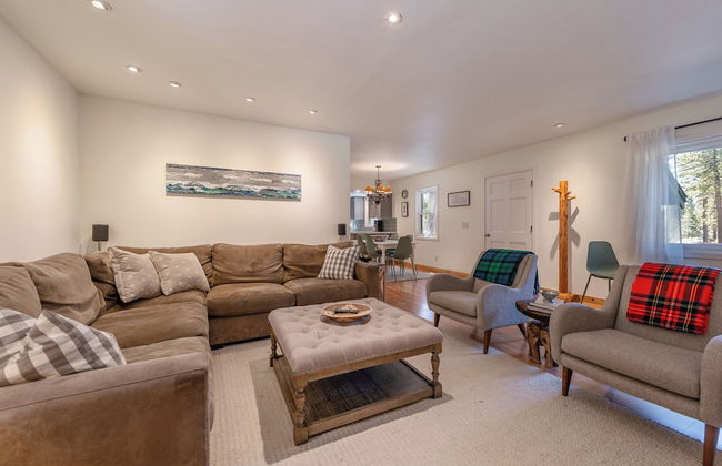 Cozy Cabin Private Hot-Tub Walk to Lake by Sierra Getaways - Foto 10