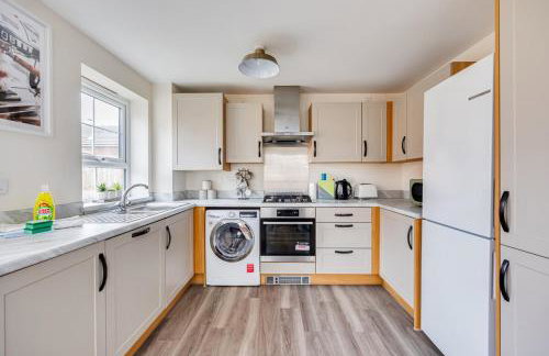 Detached House in Brooklands - Prime Location - Driveway Parking, Self-Check-In, Fast WiFi and Smart TV by Yoko Property - Foto 25