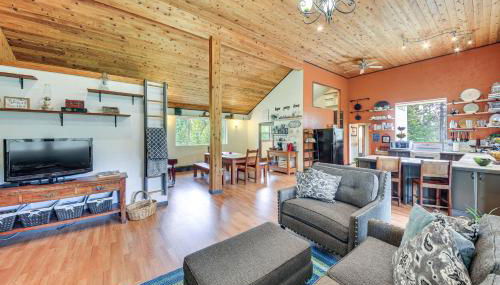 Rustic and Modern Home with Forest Views in Newport! - Foto 4
