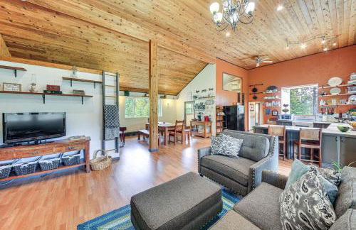 Rustic and Modern Home with Forest Views in Newport! - Foto 4