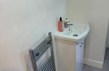 Epsom High Street Apartment 6 - Photo 6