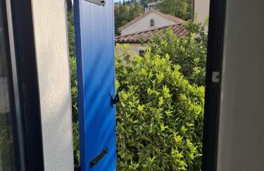 50 M2 -T3- 4 personnes - Moderne-Climatisé-2 chambres-Wifi -Très grande terrasse de 35 M2 avec BBQ-1er étage dans petit immeuble - Vue magnifique et dégagée - Foto 11