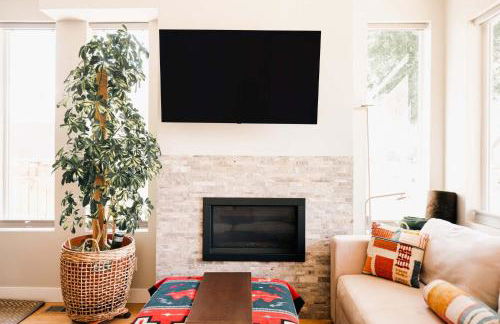 Modern Comfort w Mountain Views - Pet-Friendly - Foto 7