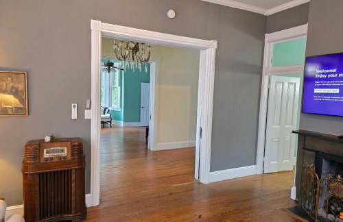 Newly Renovated Historic 6-Bedroom Manor, Where Timeless Elegance Meets Modern Luxury - Foto 48