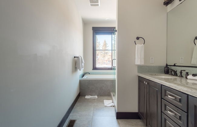 Maple by Avantstay Modern Mountain Home w Cozy Fire Pit 15 Mins frm Northstar - Photo 17