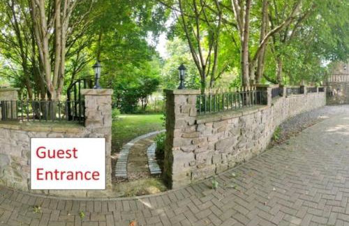 Stunning 2 Bedroom Guest House with Hot Tub - Photo 22