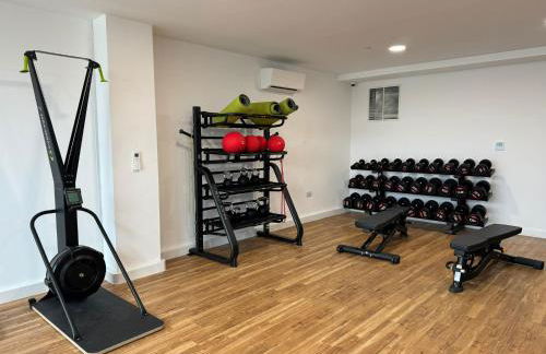 Penthouse height Flat, City View Balcony, Quiet, Free Wifi, Gym & More Minimalistic Home - Foto 34