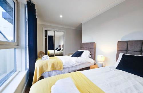 Edinburgh Central 2-bedroom Apartment with Free Parking and Stunning Views - Photo 14