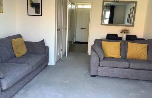 Entire 2 bedroom house in Tamworth - Photo 1