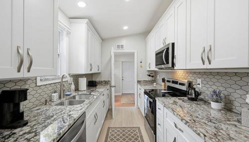 New Lakefront Getaway Private Hot Tub Min to DMC - Foto 3