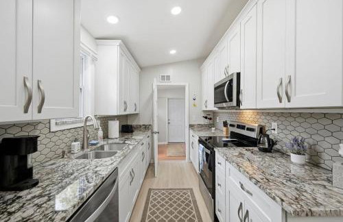 New Lakefront Getaway Private Hot Tub Min to DMC - Foto 3