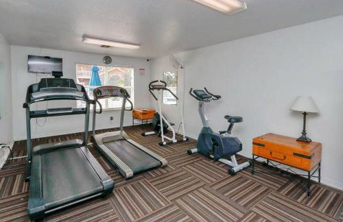 SPECTACULAR, NEW Professional Decor, Near Dis, NO Steps, Pool, Patio, LOW Rates! - Foto 124