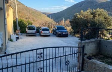 Villa with stunning Mountain Views and Authentic Croatian Stone House near Split and Sea - Photo 31