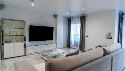 Luxury Vacation Villa - Photo 4