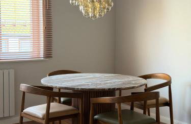 Art and Elegance, Family Friendly 2Bedroom Apartment near Frankfurt Airport, Free Parking - Foto 18