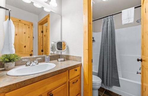 Grandmas Hideaway - walk to downtown, private hot tub, pet friendly with patio - Foto 18