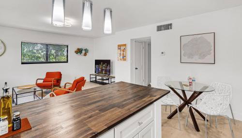 Stylish Retreat with Free Parking Great Location - Photo 5