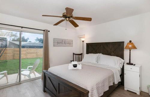 Spacious Luxury Pool Home Oasis - 8mi to Airport - Foto 10