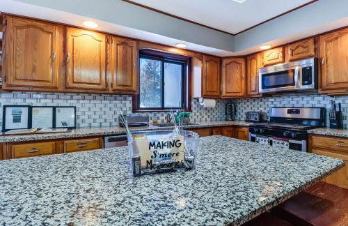 Lake Access and Private Hot Tub at Poconos Home! - Foto 12