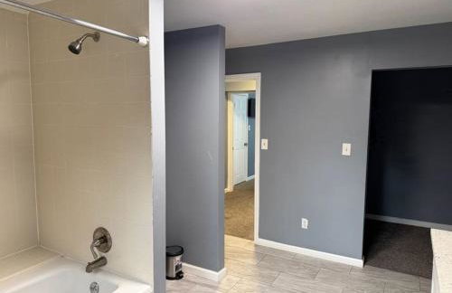 Stylish Remodeled 23 Large beds Near Elvis Presley - Foto 75