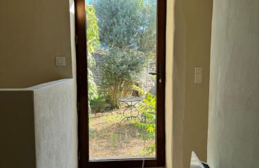 Le charme au centre du village - Photo 8