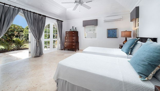 Villa in Saint James with swimming pool and garden - Photo 4