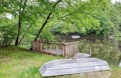 Lakefront with Lots of Light and Private Dock Access - Foto 32