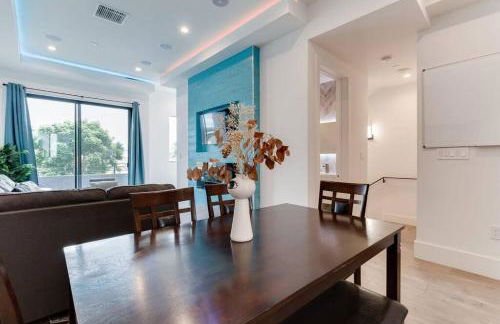 Luxury Modern 4 Bedroom 3 Bathroom Home with Rooftop Deck #2 - Photo 2