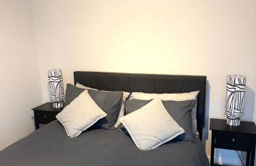 Brand-new flat, King Bed, Sofa Bed with full kitchen, Wi-Fi, self check-in Central location near everything - Foto 10
