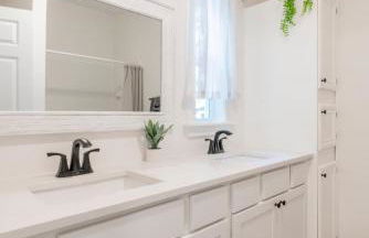 Cozy 3BR Country Retreat with Porch Games & Modern Comforts - Foto 13