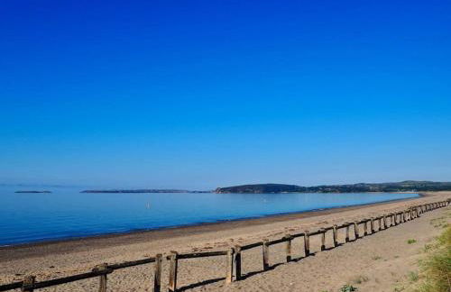 Beach Front Apartment - Photo 24