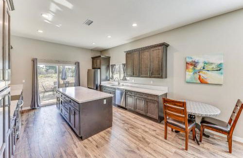 Peaceful Riverside Home with Patio, 7 Mi to Downtown - Foto 6