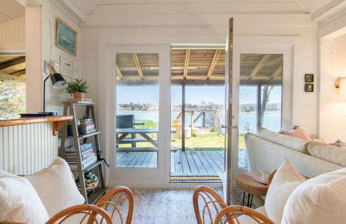 Seaside Retreat w Private Beach Landing - Foto 11