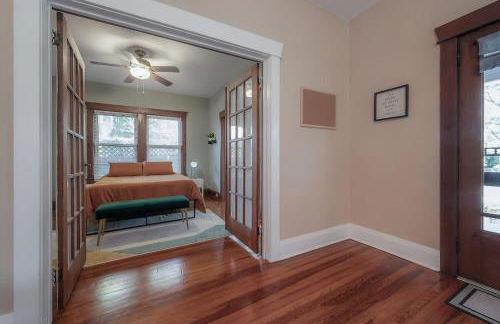 Historic & Cozy Bungalow by Downtown - Foto 19