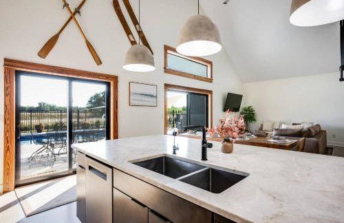 Modern Cabin Near Cheney Lake W Pool and Hot Tub - Foto 9