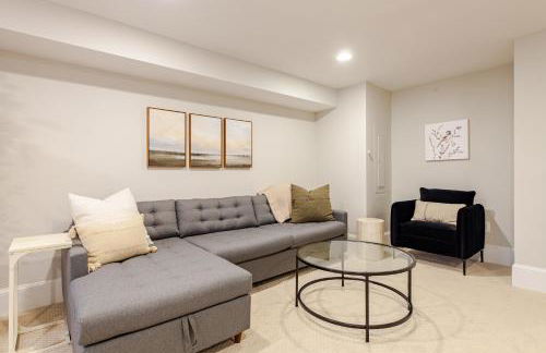 Private Garage Parking and King Bed - Walk to Metro - Foto 16