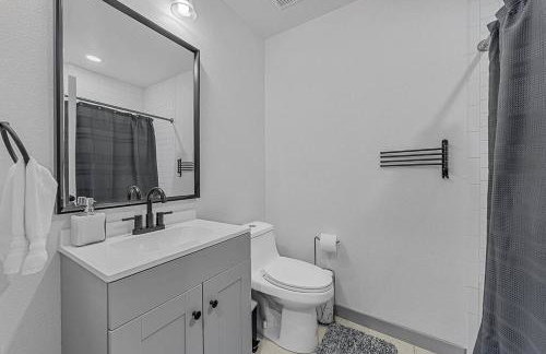 5th St Getaway w Sauna Hot tub Firepit & Game Room - Foto 8