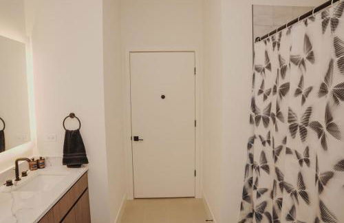 River North Private Balcony With In and Out Parking - Foto 19