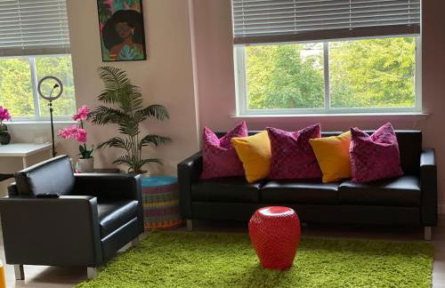 Lux House Of Champagne 2BR 2BA Free Parking & Wifi - Photo 7