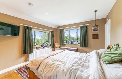 Whimsical Countryside Escape with Sprawling Garden - Foto 21