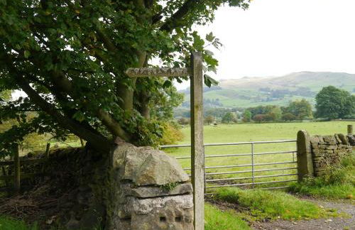 The Granary with hot tub - 2 miles from Skipton - Photo 26