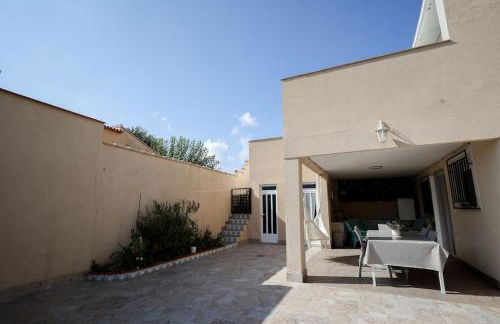 Cómodo chalet en la playa con gran patio exterior cerca del MET Y Campo de Golf - Photo 47