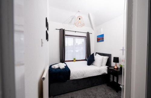 Stylish 4BR House, Sleeps 7, High-Speed Wi-Fi, Long Stay Friendly - Foto 43