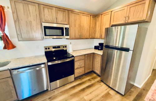 Colorful Comfort 3 Bedroom Home with Fenced yard - Foto 31