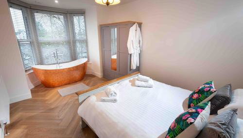 Luxury Pet Friendly 3 Bedroom Home with Copper Bath - Photo 4