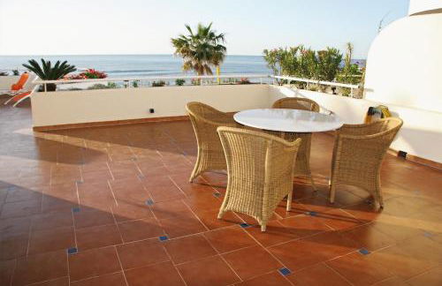 Stunning unobstructed 180 degree sea view apartment with 100 square meters terrace - Costa del Sol - Estepona- Long Term - Photo 3
