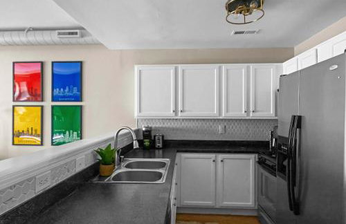 Stylish City Condo Near Top Restos & Nightlife - Foto 16