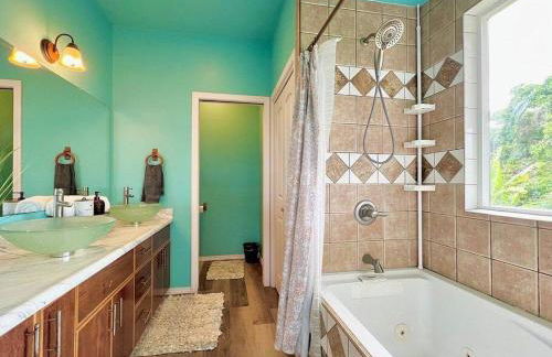 THE HONOMU HOUSE - Gorgeous, Spacious 4Bd2Ba Home near Waterfalls and Hilo, Sleeps 12! - Foto 30