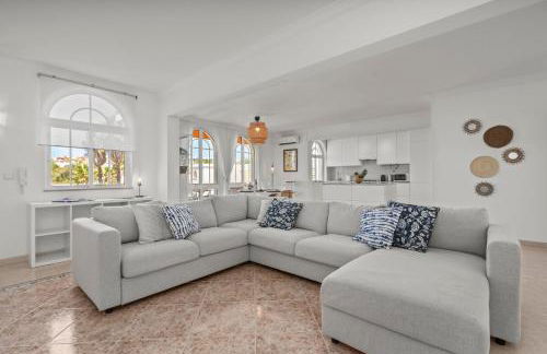 Elegant Flat with Pool & Balcony by HostWise - Foto 18