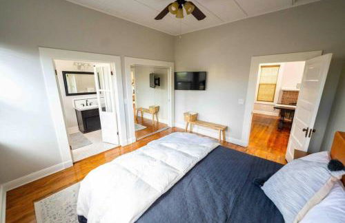 Downtown 3 bed newly renovated with amenities. - Photo 18